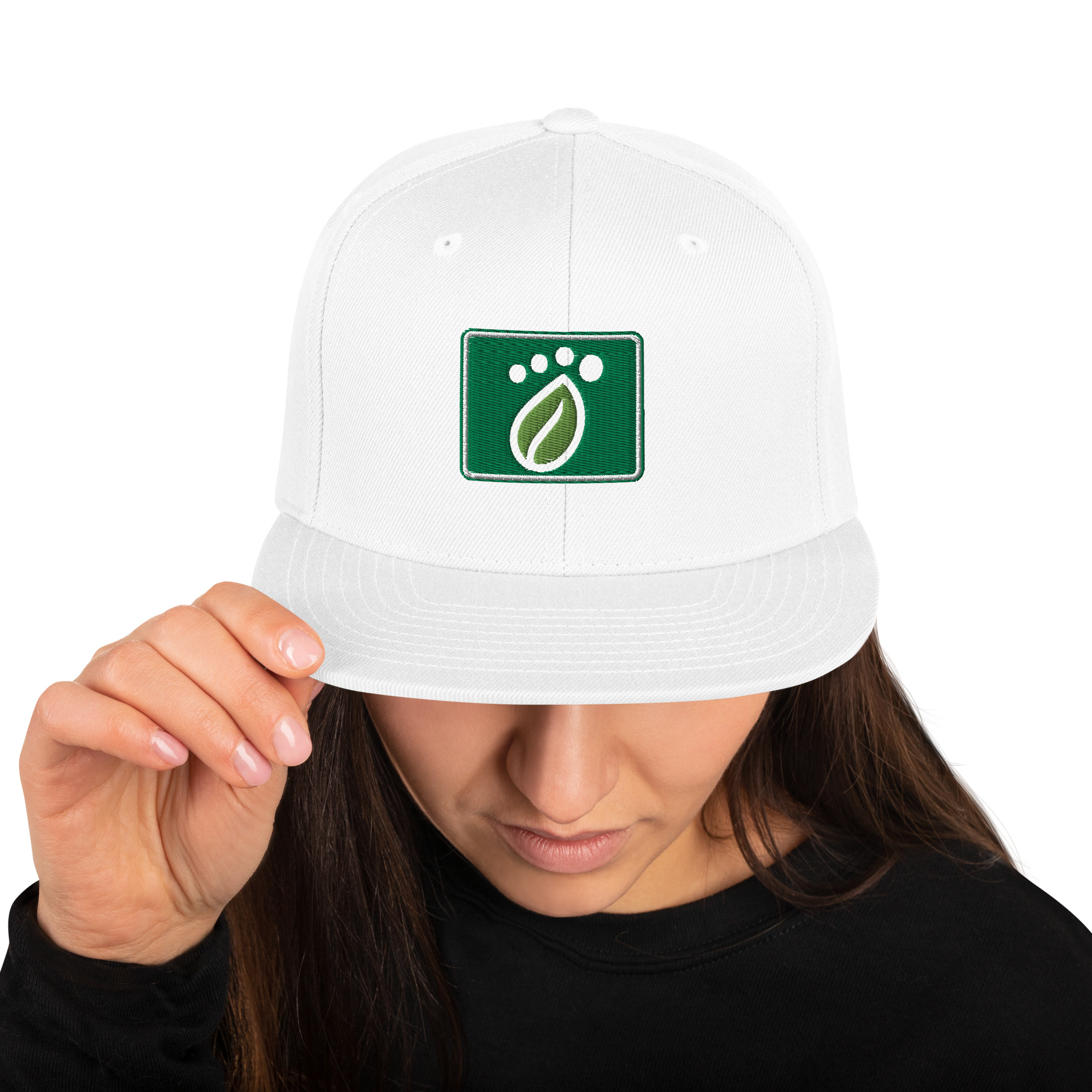 classic-snapback-white-front-6837030c5c959.jpg Casquette Snapback - Image 1